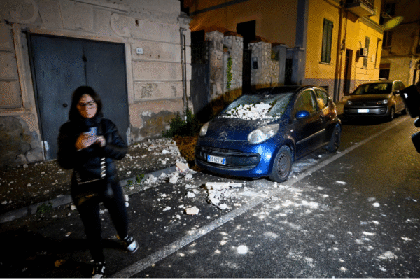 Panic Spreads in Naples as Earthquake Triggers Island to Crack Open!
