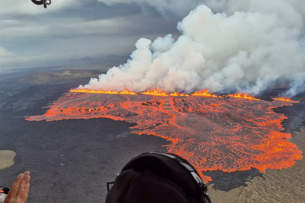 Tourists Flee in Panic as Iceland’s Volcano Sundhnúkur Cracks Open!